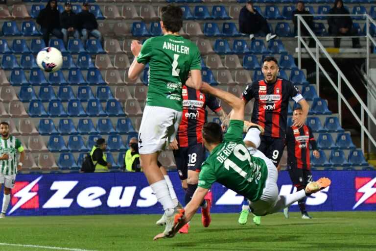 Il Monopoli si fa rimontare a Crotone ma resta in corsa per la salvezza diretta