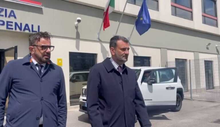 Bari, Decaro accompagna in tribunale un imprenditore vittima di racket: «Accanto a chi ha il coraggio di reagire»