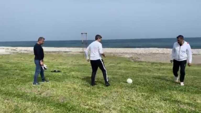 Bari, la pasquetta di Decaro a Torre Quetta: strette di mano e calci al pallone – VIDEO
