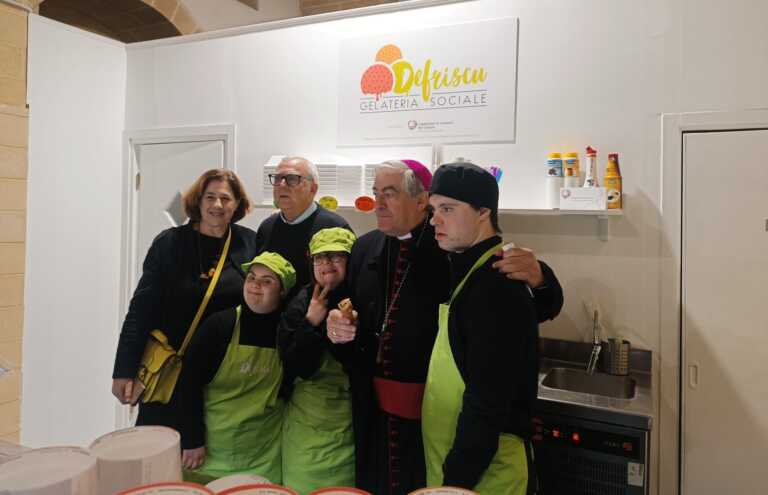 Lecce, Carolina rinuncia ai regali per la comunione: «Compriamo gelati ai bisognosi»