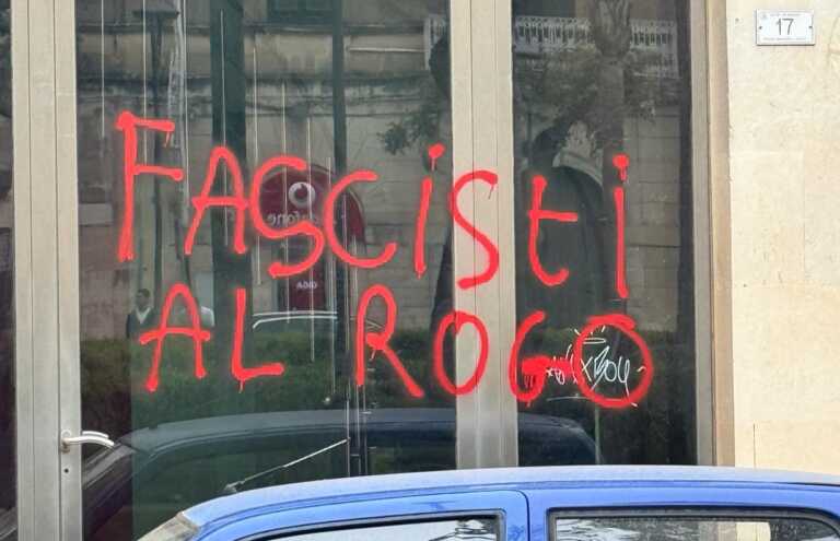Maglie, scritta “Fascisti al rogo” sui vetri del comitato elettorale di Fitto. Il sindaco: «Gesto ignobile»