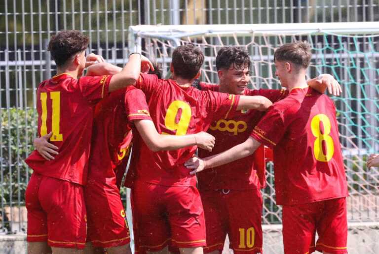 Perde i sensi durante Foggia-Catanzaro: calciatore 17enne salvato dal medico rossonero