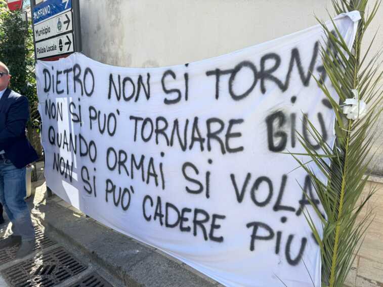Galleria foto 'Il giorno del dolore in Puglia: l’ultimo saluto ai carabinieri morti in un incidente – VIDEO' - foto 7
