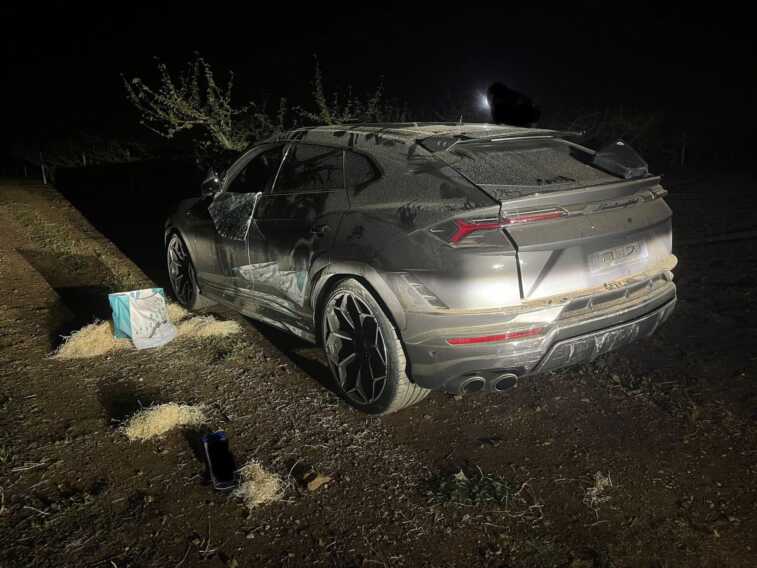 Sparano per intimorire il conducente e rubano una Lamborghini: l’auto abbandonata a Bitonto