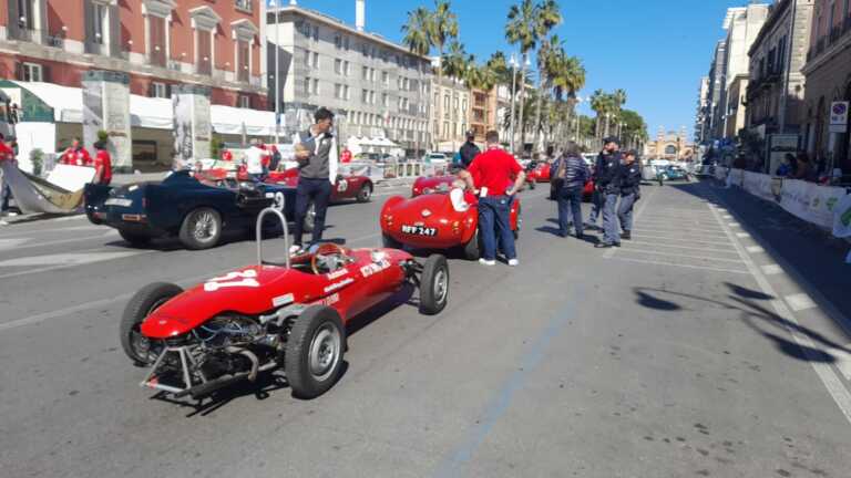 Galleria foto 'Rombano i motori a Bari: 50 bolidi per la rievocazione del Gran Premio. In “pista” i candidati sindaco' - foto 23