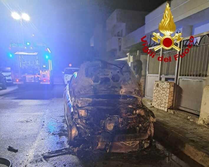 Galleria foto 'Fiamme nella notte nel Salento: a fuoco un’auto a Cavallino e un autocarro a Casarano' - foto 4