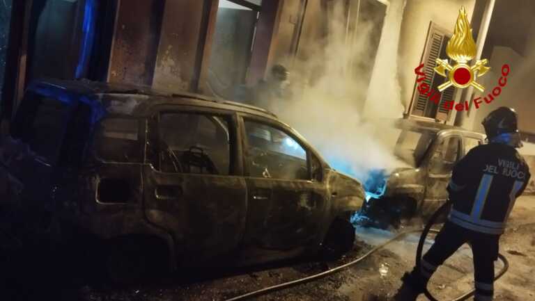 Parabita, incendio distrugge le auto dei proprietari di un negozio: indagini in corso