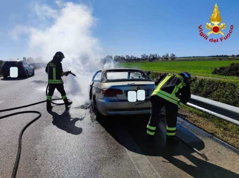 Auto in fiamme sulla statale 379 nel Brindisino: una persona in salvo