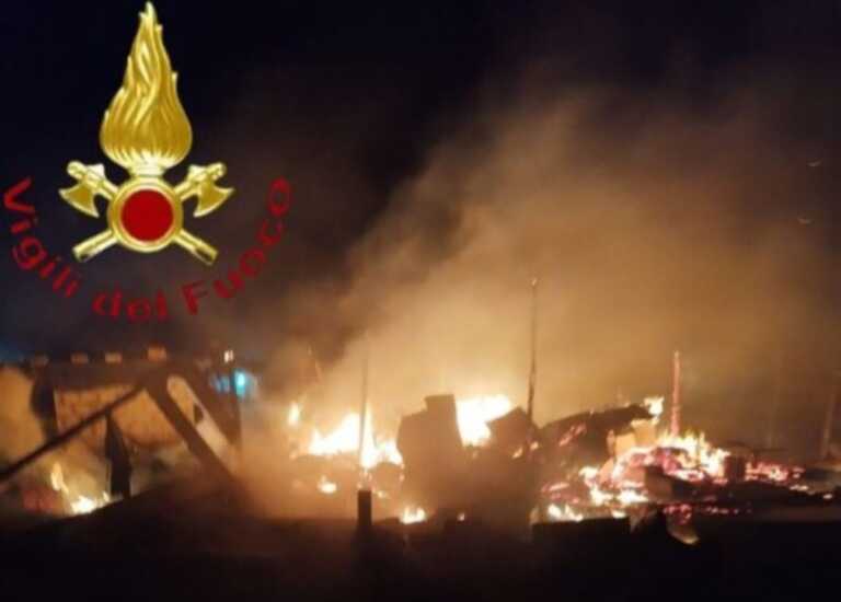 Incendio a Borgo Mezzanone: baracche distrutte dal fuoco. Nessun ferito