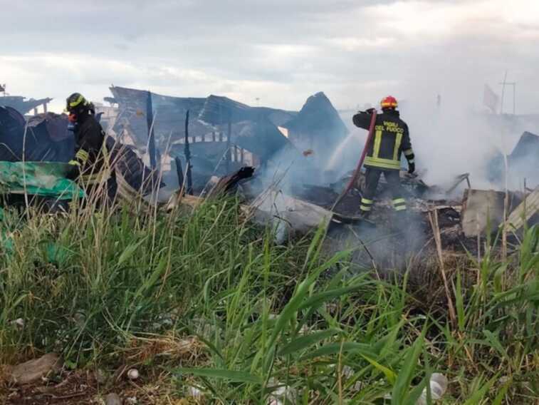Incendio a Borgo Mezzanone: distrutte una ventina di baracche. Non ci sono feriti