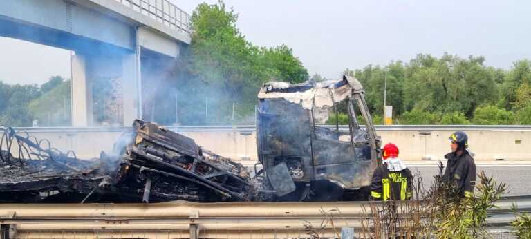 Camion in fiamme sull’A14 tra i caselli di Bari Sud e Acquaviva delle Fonti: salvo il conducente – VIDEO