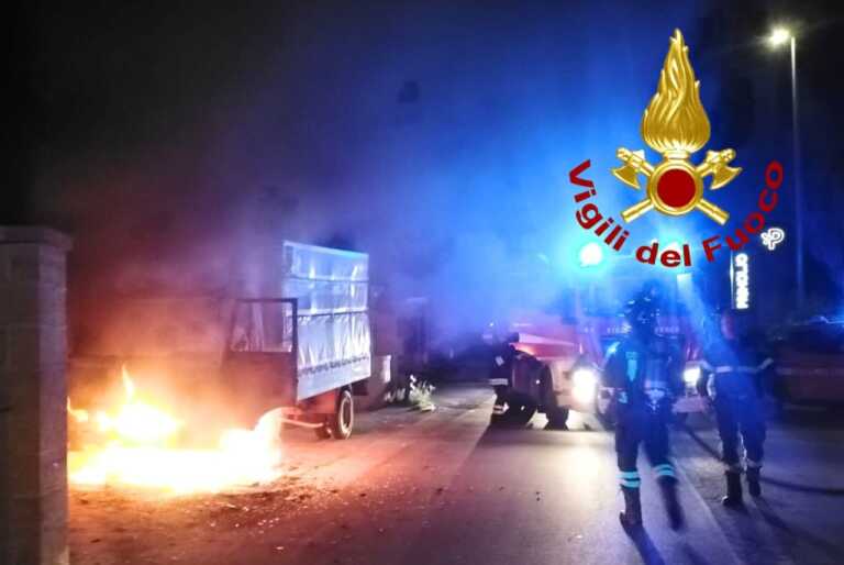 Fiamme nella notte nel Salento: a fuoco un’auto a Cavallino e un autocarro a Casarano