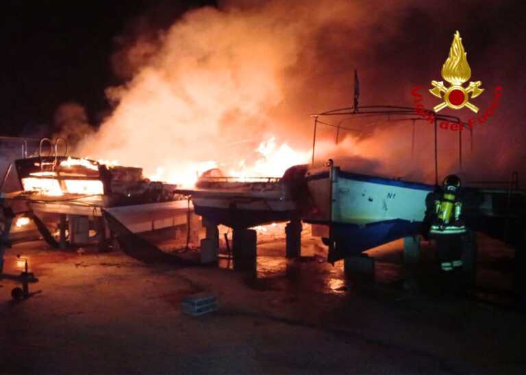 Incendio in un deposito di barche a Gallipoli: intervengono i vigili del fuoco
