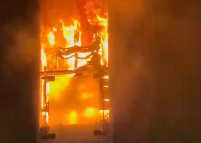 Incendio in un appartamento a Lecce, due anziani intossicati: trasportati in ospedale in codice rosso – VIDEO