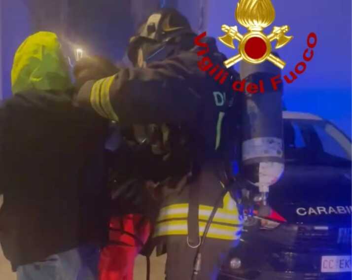 Lizzanello, fiamme nei pressi di un’abitazione: in salvo un uomo e il suo cagnolino