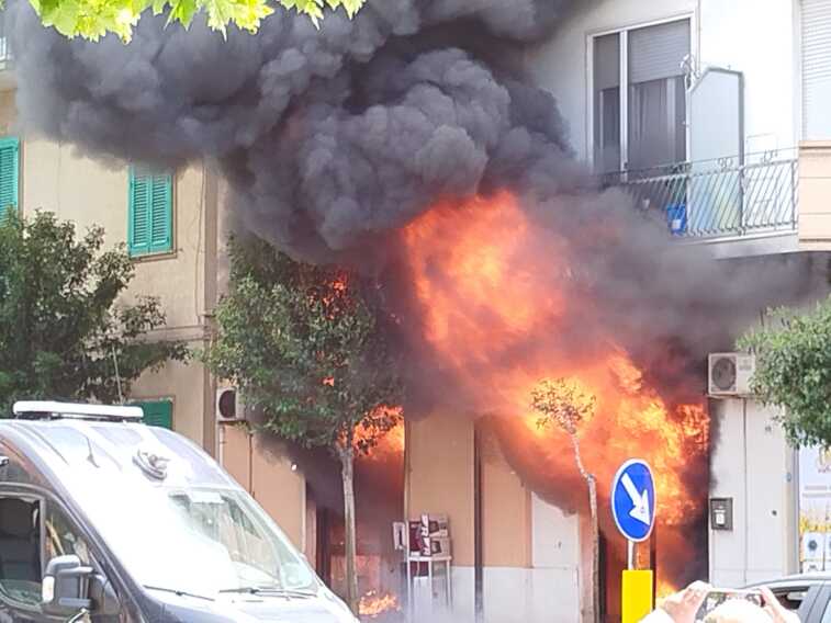 Monopoli, da tre generazioni gestiscono la ferramenta distrutta in un incendio: la città si mobilita per la famiglia Recchiuto