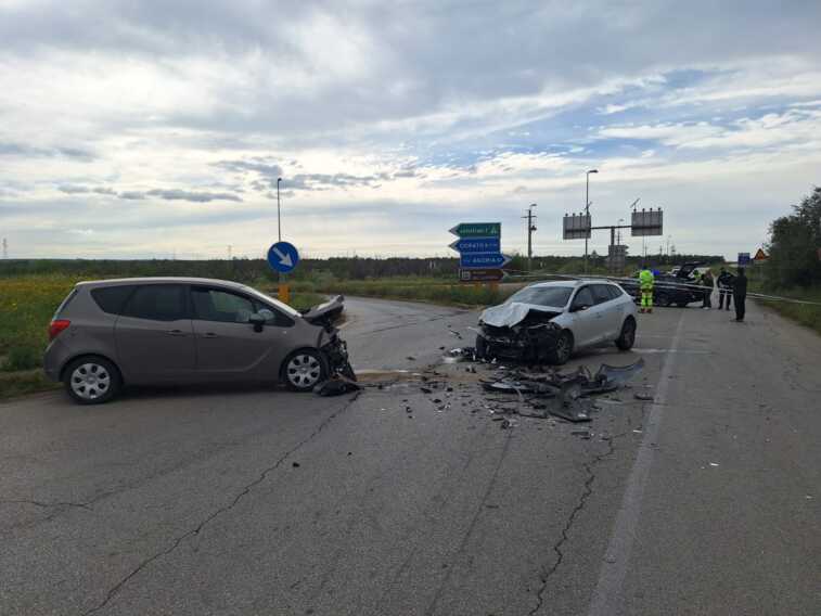 Frontale tra due auto sulla provinciale tra Andria e Bisceglie: feriti i conducenti