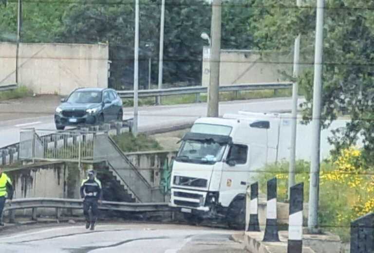 Bari, camion in avaria: chiuso al traffico l’ingresso sulla strada statale 16 da via Napoli