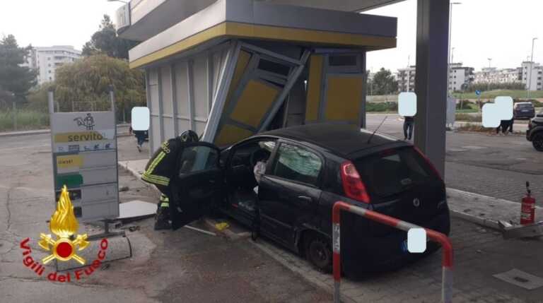 Galleria foto 'Brindisi, perde il controllo dell’auto e finisce in un distributore: ferito un uomo' - foto 3