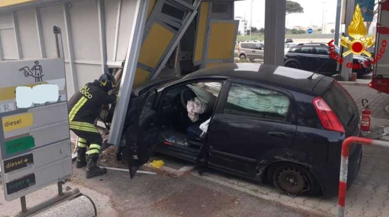 Brindisi, perde il controllo dell’auto e finisce in un distributore: ferito un uomo