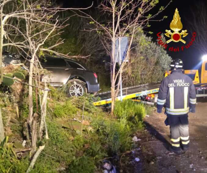 Galleria foto 'Auto fuori strada a Salve: muore il 23enne Francesco Saranelli. Grave un 21enne' - foto 1