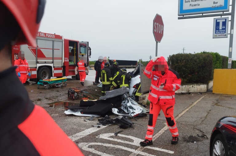 Mamma e figlio morti in un incidente sulla statale 100: «Basta tragedie. Si intervenga»