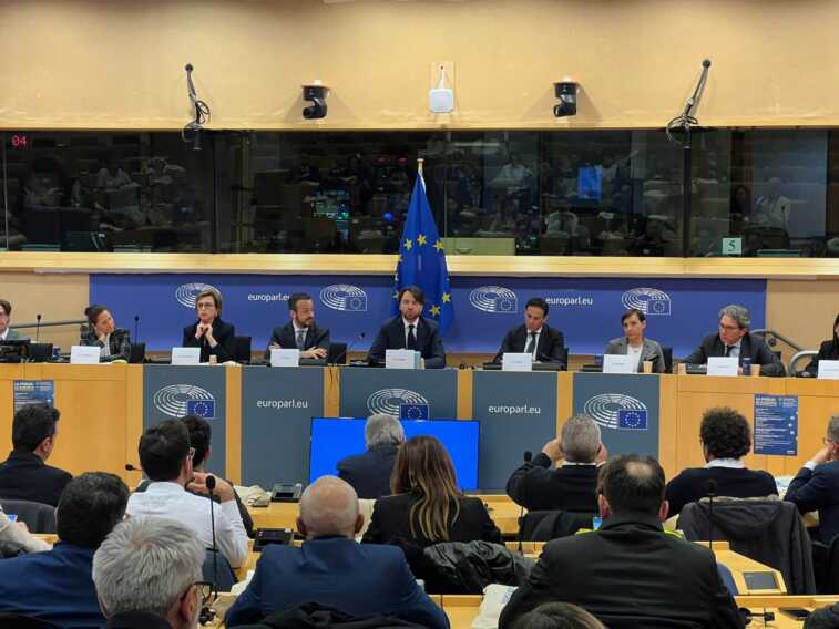 Ex Ilva, la vertenza dei lavoratori tarantini all’attenzione del PE. Turco: «Questione irrisolta da decenni»