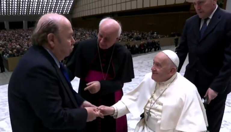 Papa Francesco incontra nonni e nipoti: nell’aula Paolo VI anche Lino Banfi e Al Bano