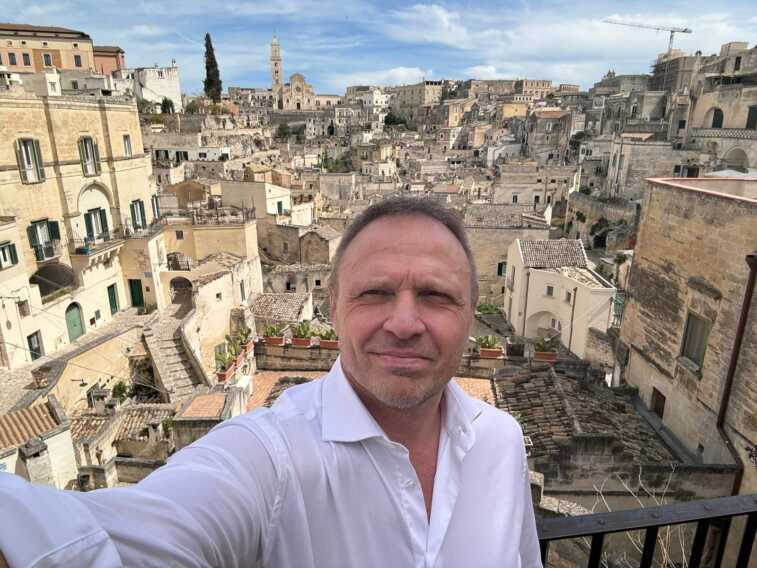 Lollobrigida a Matera “precetta” gli operai. Il Pd all’attacco: «Claque con i soldi pubblici»
