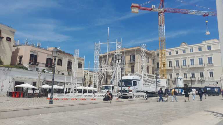 Bari, via all’allestimento delle luminarie per San Nicola in piazza del Ferrarese
