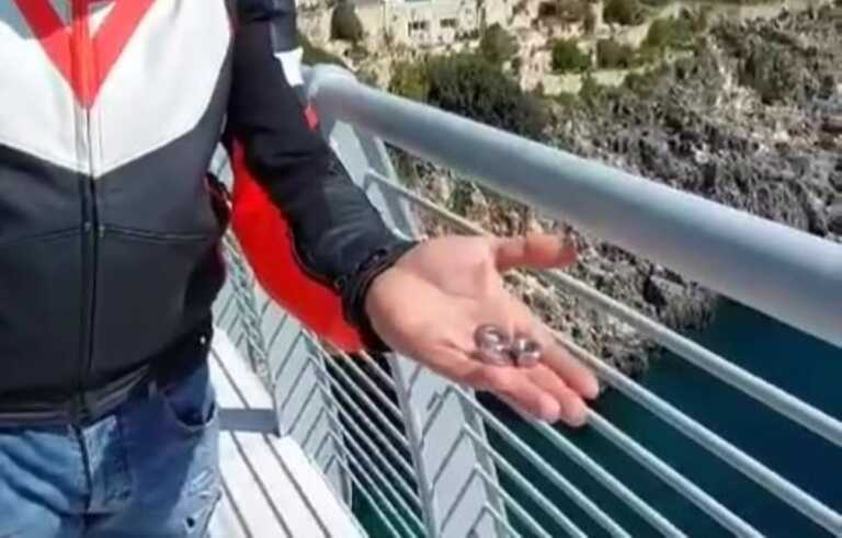 Motociclisti svitano i bulloni dal ponte del Ciolo: «È instabile». La Provincia: «Procurato allarme»