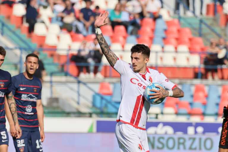 Il Bari affonda a Cosenza: 4-1 per i calabresi. Biancorossi terzultimi in classifica