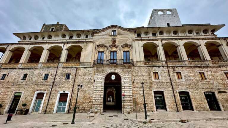 Tragedia ad Acquaviva delle Fonti, precipita dal terzo piano del Municipio: muore un anziano
