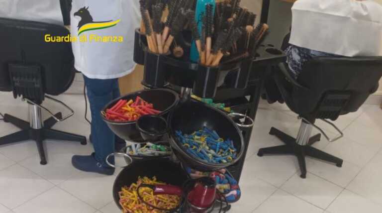 Galleria foto 'Scoperta una parrucchiera abusiva a Palo: aveva anche una dipendete in nero' - foto 1