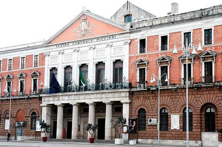 Bari, sul palco del Piccinni lo spettacolo “Home Run”: il rapporto tra lavoro e uomo
