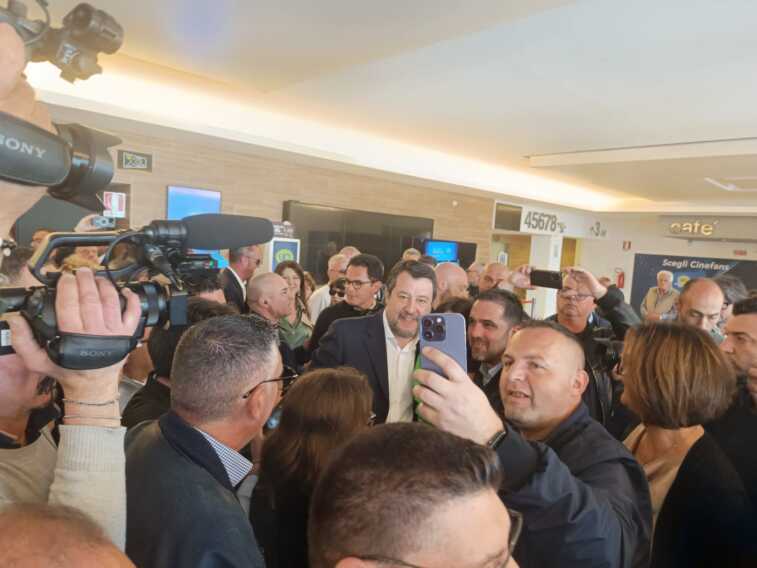 Salvini a Bari: «La parabola di Emiliano e Decaro sta finendo. Prepariamo una proposta giovane e vincente»