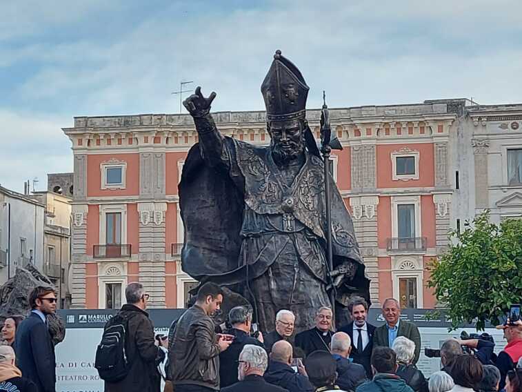 Sant’Oronzo torna in piazza abbracciato da tanti leccesi: la statua vicino al Sedile