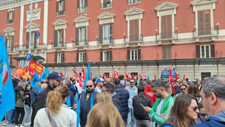 Sciopero generale, sit in anche a Bari: «È una battaglia di civiltà. Basta morti sul lavoro» – VIDEO