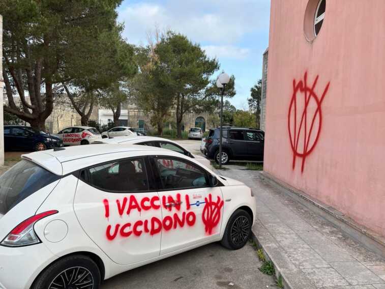 Maglie, scritte no vax su mezzi e locali dell’Asl Lecce: indagano i carabinieri