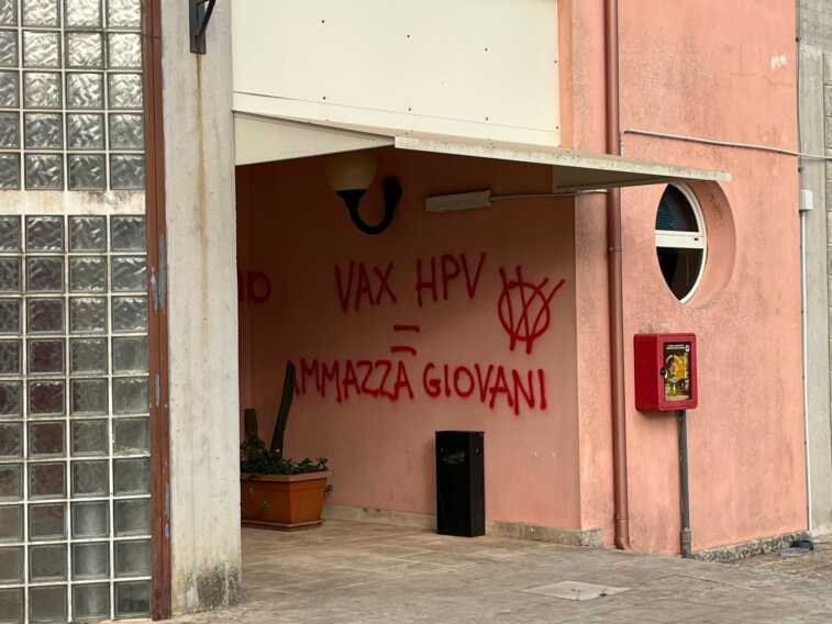 Galleria foto 'Maglie, scritte no vax su mezzi e locali dell’Asl Lecce: indagano i carabinieri' - foto 1