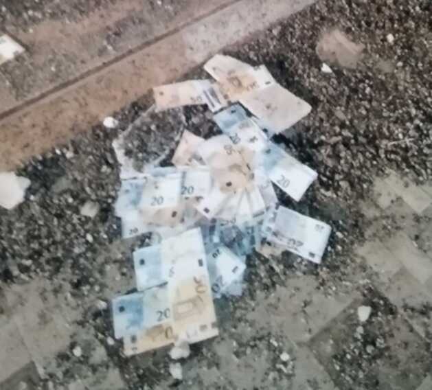 Galleria foto 'Boato nella notte a Trani: assalto al bancomat della Banca del Mezzogiorno' - foto 1