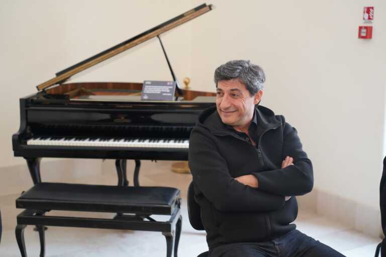 Bari, Emilio Solfrizzi dona il suo pianoforte al Teatro Kismet – VIDEO