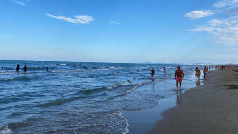 Rimini, 37enne tarantina muore in spiaggia: un giovane ha provato a salvarla. Inutili i soccorsi