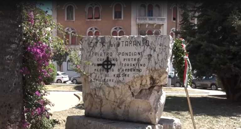 Taranto, nel giorno della Liberazione sfregiato con una croce celtica il cippo del partigiano Pandiani