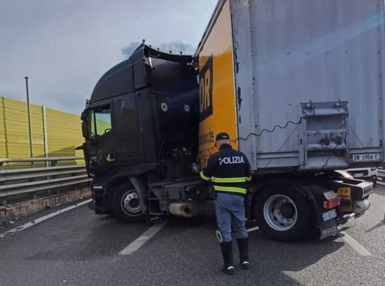Bari, tir di traverso sulla strada statale 16 all’altezza di Palese: lunghe code e rallentamenti