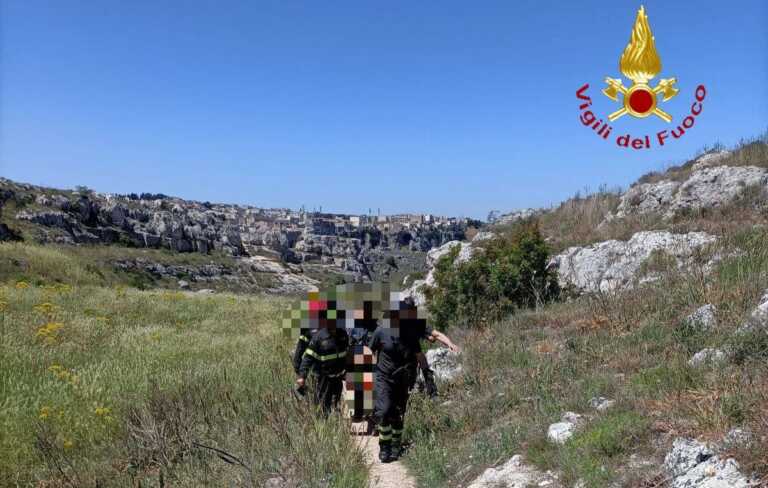 Galleria foto 'Matera, turista francese cade durante un’escursione in zona Belvedere: soccorso dai vigili del fuoco' - foto 1