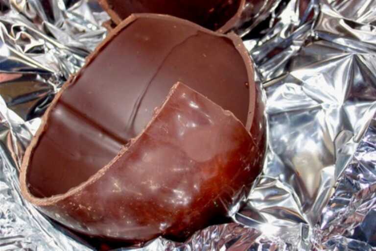 Insetti nell’uovo di Pasqua: brutta sorpresa per una famiglia pugliese