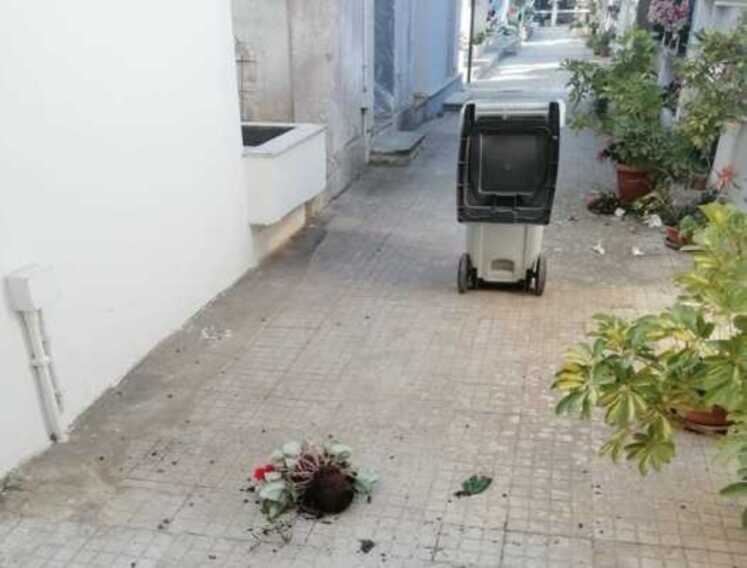 Vandali nella notte nel cimitero di Taurisano: danni a lapidi e cappelle