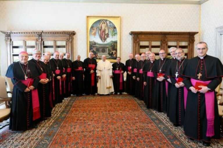 I vescovi pugliesi incontrano Papa Francesco: «Ci ha raccomandato affabilità e fermezza»