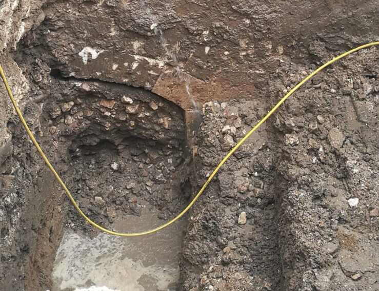 Bari, una tomba antica emerge dagli scavi per i lavori di Retegas: allertata al Soprintendenza